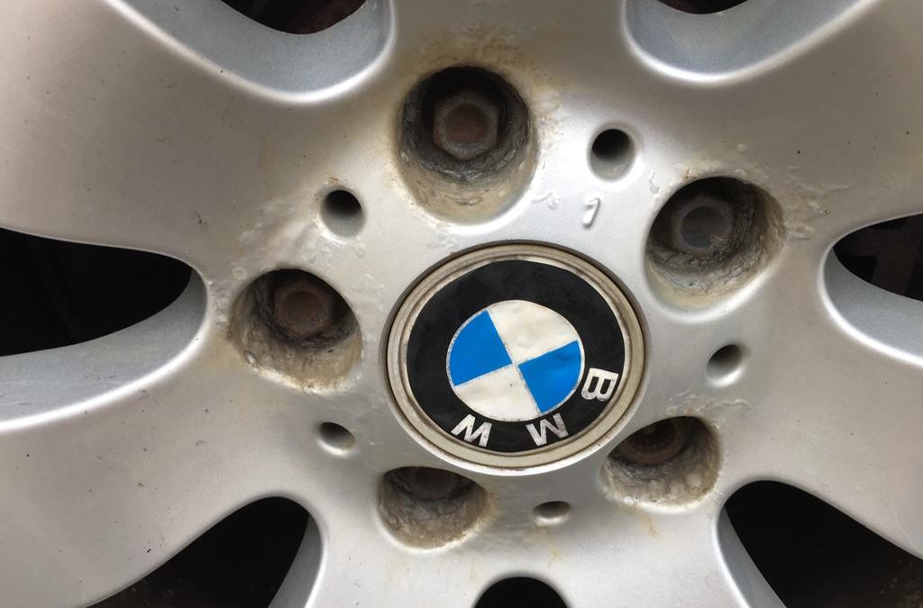 BMW with rusty alloys. Can we do this? YES OF COURSE!